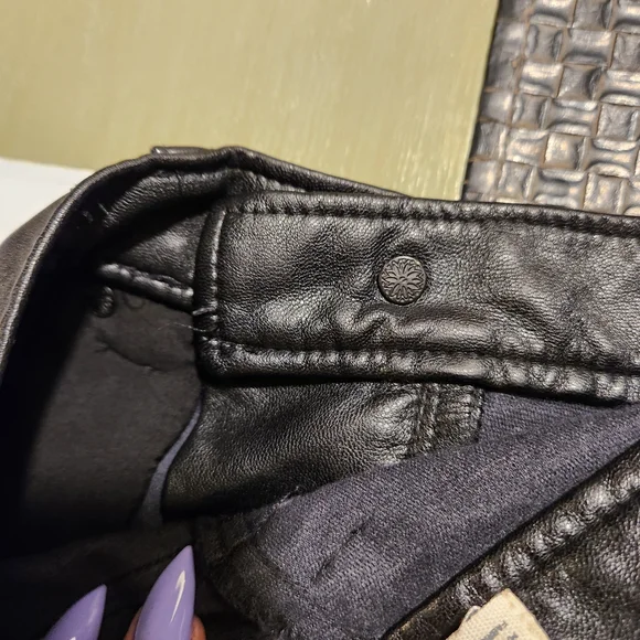 WE THE FREE GOOD LUCK VEGAN LEATHER MID-RISE BARREL JEANS - SIZE 27- COLOR BLACK - Picture 6 of 12